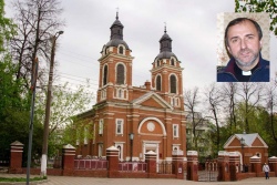 Видео: настоятель костела в Кирове начал пост на хлебе и воде, чтобы вернуть храм