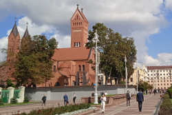Красный костёл в Минске не откроют вовремя. Стал известен новый срок