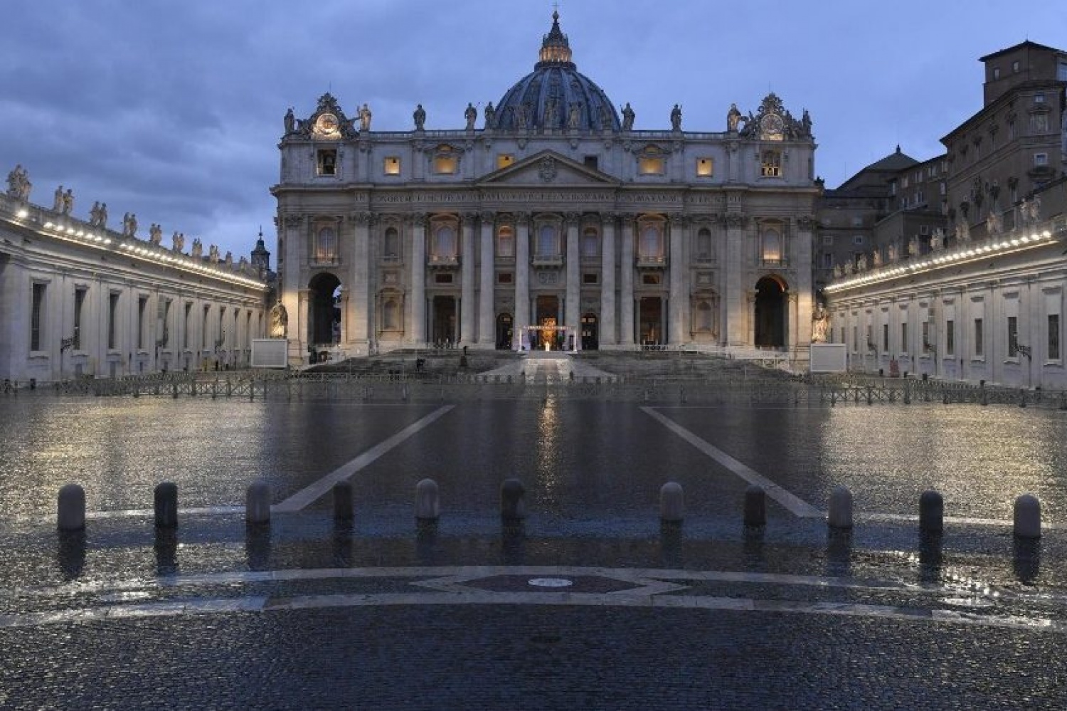 «Думали, что будем здоровыми в больном мире». Папа молился на пустой площади об избавлении мира от коронавируса