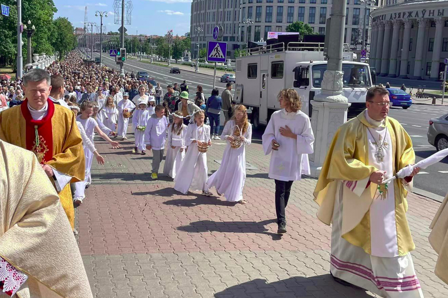 Массовую процессию Божьего Тела провели католики по улицам Минска