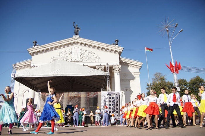 Гомель отметил День города: парад, концерты, бег на каблуках и самый сильный гомельчанин
