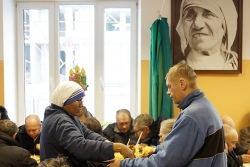 Более 100 бедным и бездомным устроили Рождественский обед и показали спектакль [ФОТО, ВИДЕО]