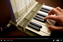 Изобретатель из Беларуси собрал орган из бумаги [видео]