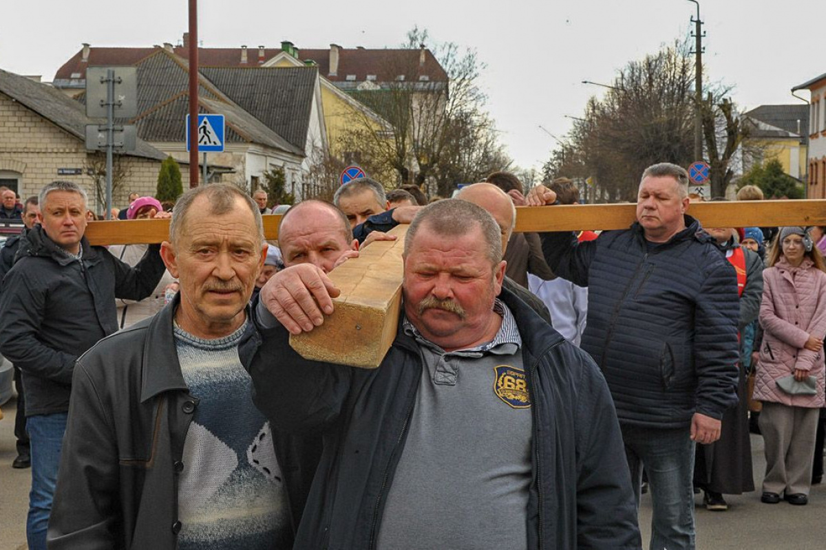 Впервые за последние годы католикам в Барановичах разрешили провести Крестный путь улицами города