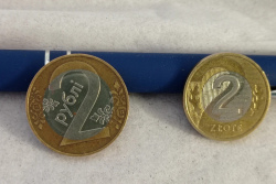 Коллекцию беларусских рублей собрали в костёле в Латвии, и вот почему