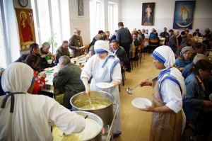 В гомельском Доме милосердия скауты помогают кормить нищих и бездомных