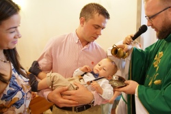 Белорус и венесуэлка крестили сразу троих детей в костеле [фото]