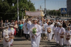 Свыше 2 тысяч католиков провели процессию Божьего Тела в центре Минска [ФОТО, ВИДЕО]