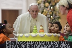 Папе Франциску в День рождения подарили торт с манго