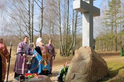 В Хатыни впервые за время существования мемориала установили крест