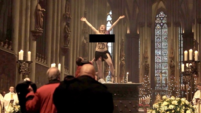 Активистка Femen, которая обнажилась в кельнском соборе, получила штраф в 1200 евро