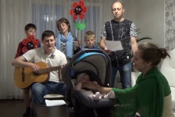 Как звучит новый гимн паломников? «Семейная пилигримка» записала милое видео