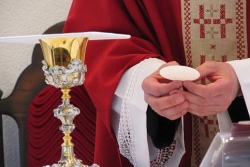Впервые в РНПЦ онкологии в Боровлянах стали совершать святую Мессу