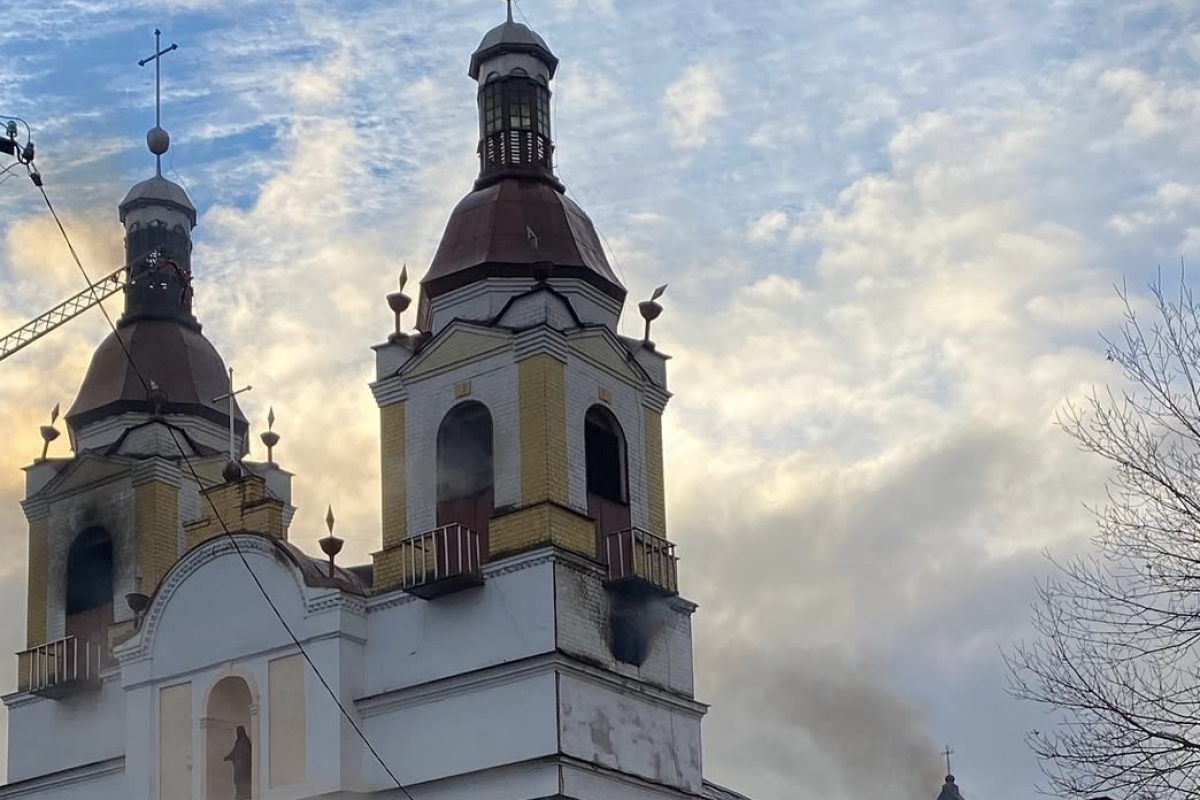 В Сопоцкине показали, как выглядит сгоревшая крыша костёла, и начали ремонт