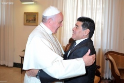 До приезда в Беларусь Марадона встречался с Папой и участвовал в благотворительности