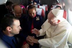 Папа Франциск обвенчал пару прямо в самолете - на высоте 11 тыс. метров [фото, видео]