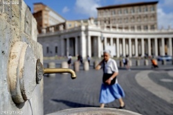 Европа вводит красный уровень из-за жары, в Ватикане отключили фонтаны