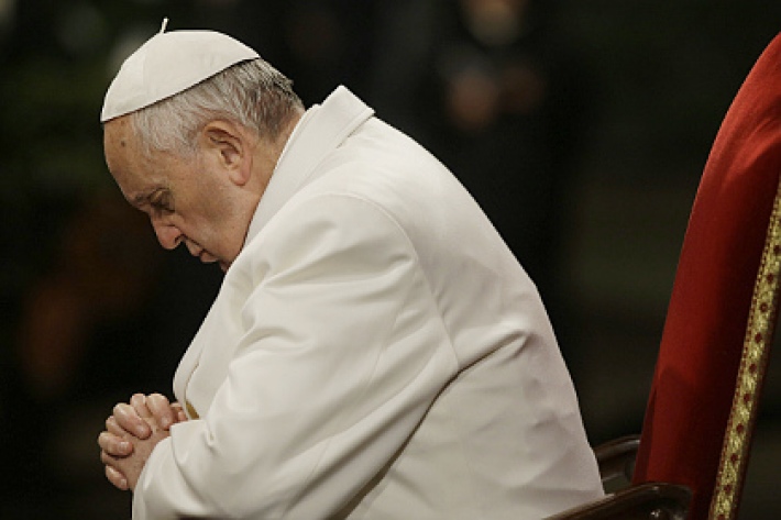 Папа признался, что часто молится сидя из-за боли в коленях