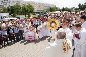 По центральной улице Гомеля прошла католическая процессия Божьего Тела - ФОТО