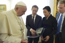 Папа принял на аудиенции в Ватикане основателя Facebook