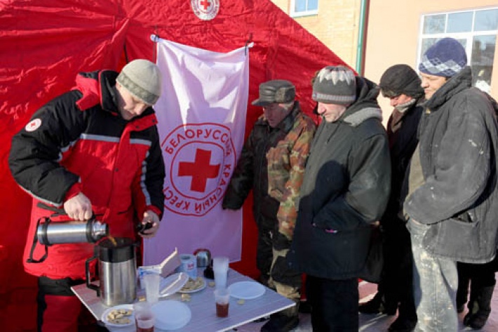 Красный Крест организовал мобильные пункты с горячим чаем