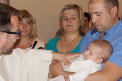 Многодетная семья принесла в храм на крещение своего четвертого ребенка [ФОТО]
