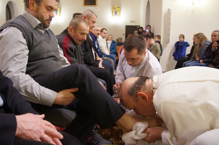 Спешите любить: в Великий четверг священники омыли ноги прихожанам [ФОТО]