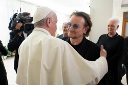 Папа встретился с лидером рок-группы "U2" Боно