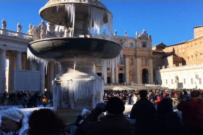 Морозы в Европе: в Ватикане замерз фонтан