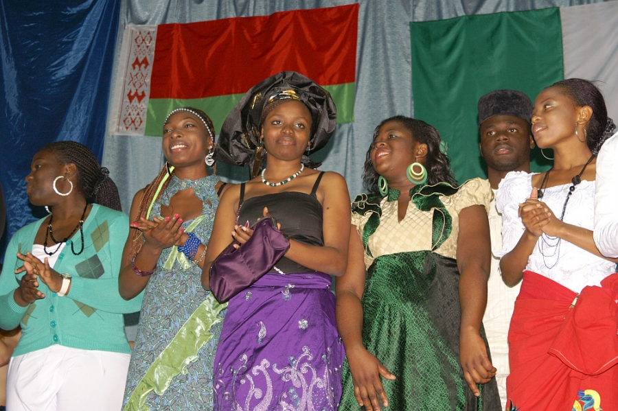 Гомельские католики поздравили студентов-нигерийцев с их национальным праздником
