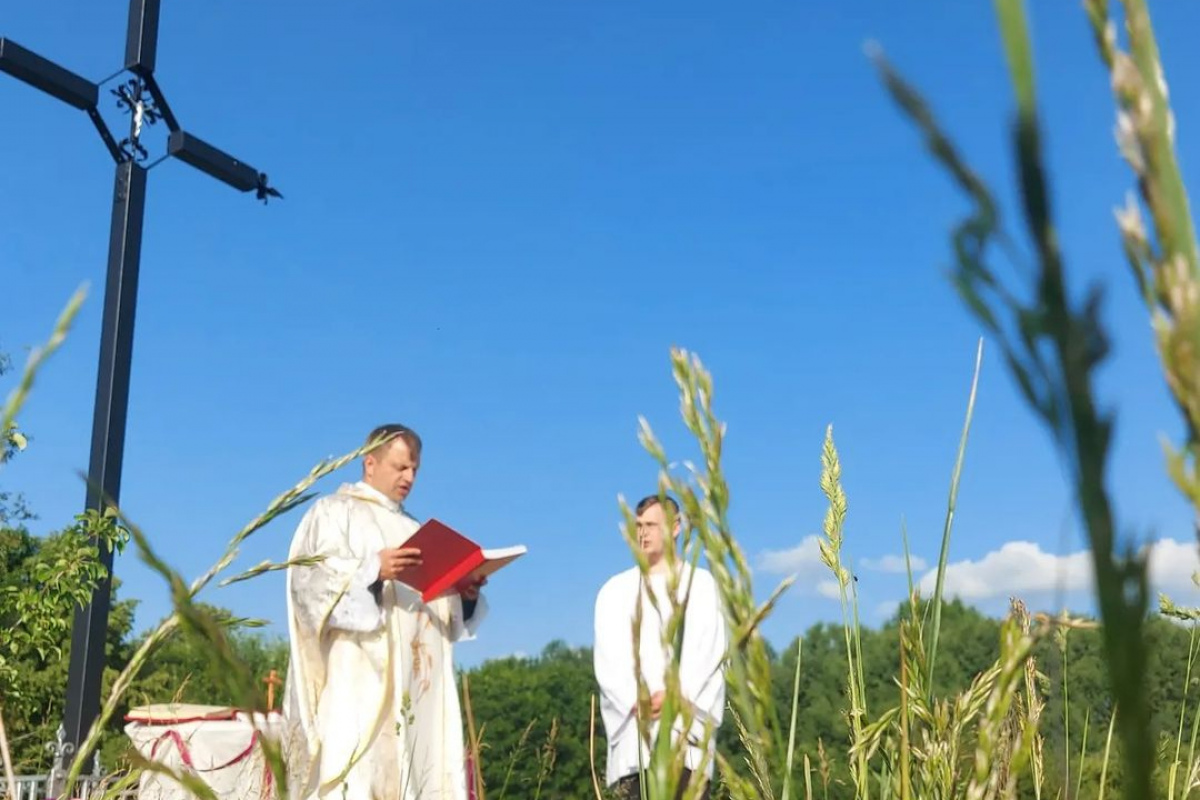 В поле под птичий «хор»: как проходят Мессы при крестах, показали на Гродненщине