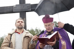 На месте массовых расстрелов репрессированных в Гомеле католики провели молебен [фото]