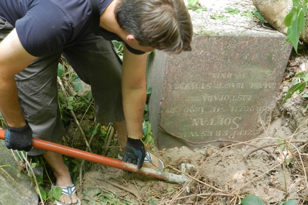 Волонтеры провели «толоку» на старинном католическом кладбище [фото]
