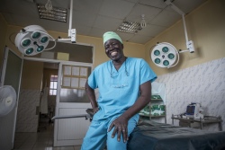 Африканский хирург читает пациентам Библию. Он получил премию ООН