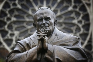 В центре Парижа открыли статую святого Иоанна Павла II