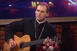 Католический епископ спел колядку в прямом эфире ТВ [ВИДЕО]