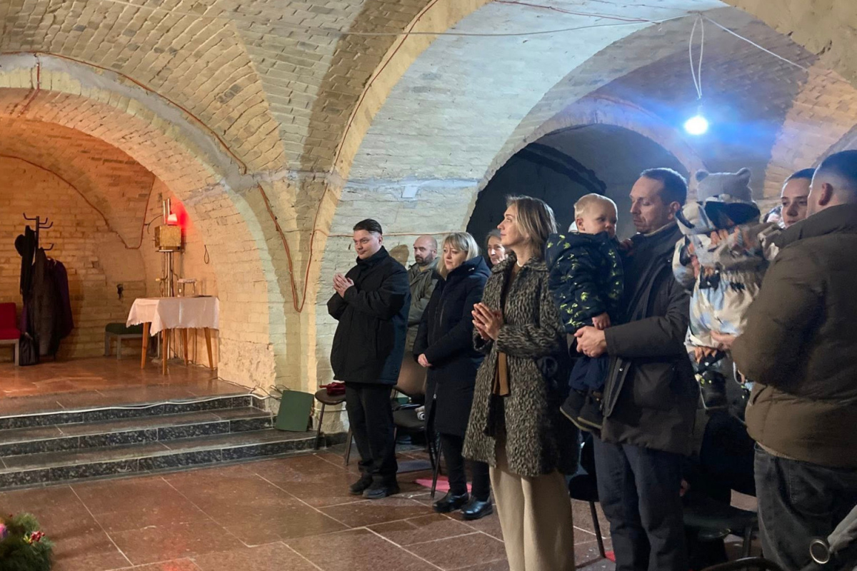 «Уголок тепла» открыли католики Киева, где сотни многоэтажек остались без отопления