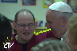 Видео: Папа неожиданно посетил центр для психбольных