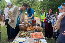 Трогательные кадры: как в беларусских деревнях встречают паломников
