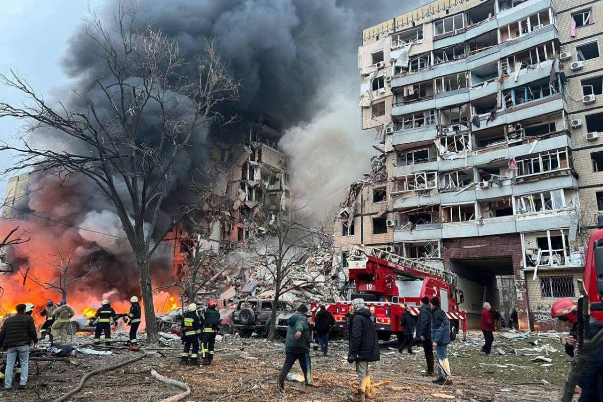 Ракета РФ в украинском Днепре разрушила 9-этажный дом: в храмах молятся о жертвах