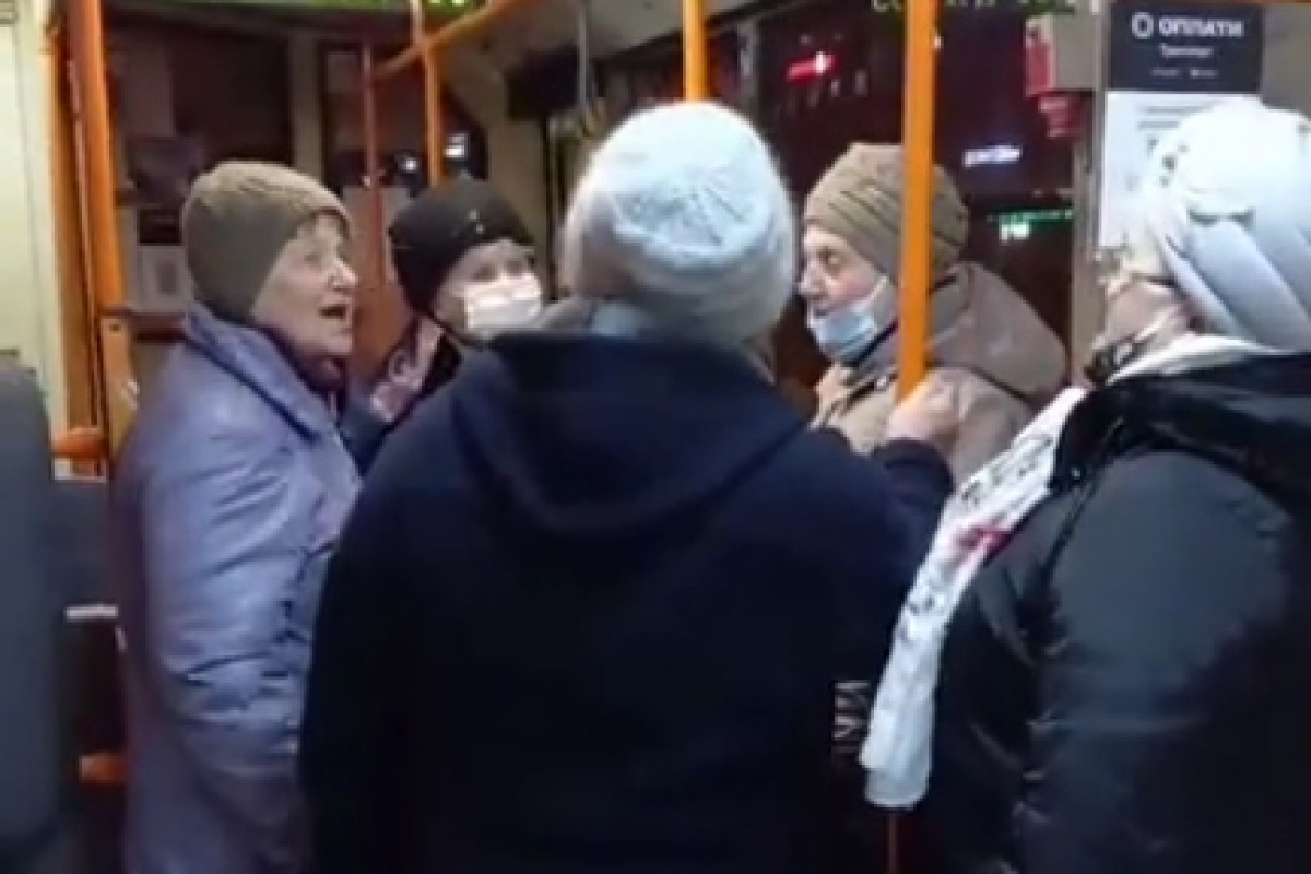 Видео: в Гомеле на Пасху католические бабушки спели в троллейбусе «Христос воскрес!»