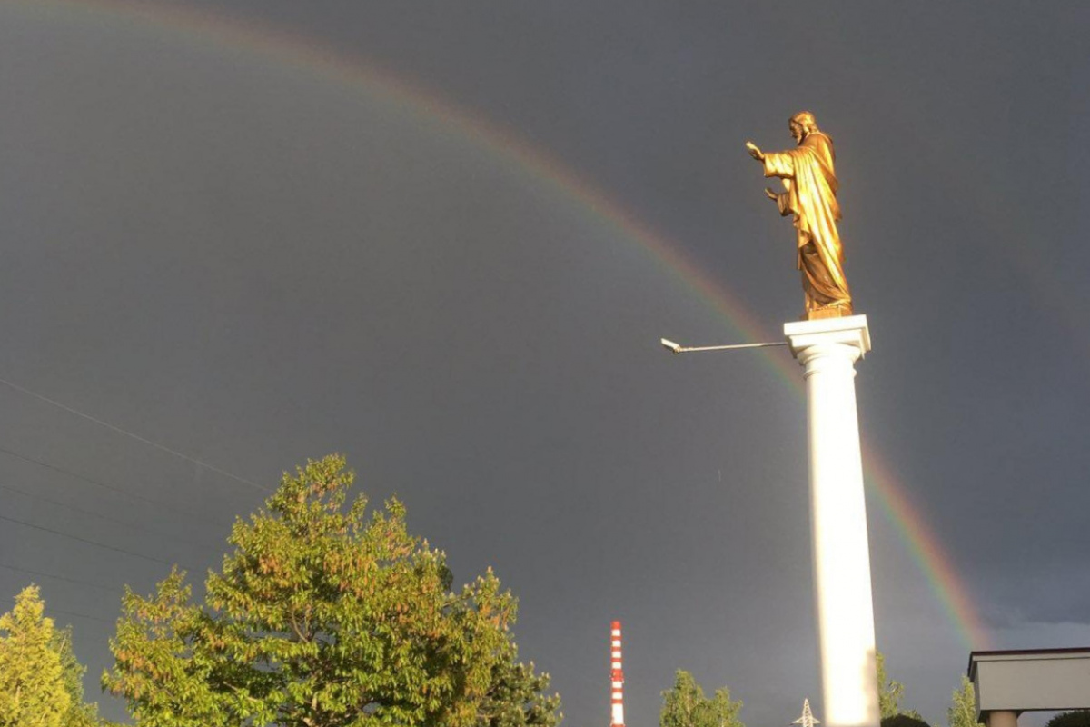 Последнюю осеннюю радугу зафиксировали в Беларуси – над церковью и костёлом