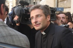 Ватикан: заявление священника-гея - давление на Синод