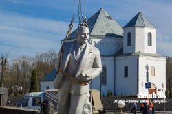 Бог побеждает идолов: от костела в Сморгони убрали Ленина