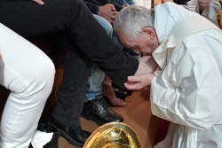 Папа омыл ноги заключенным, в том числе женщинам