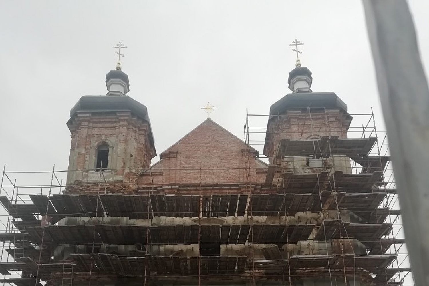 Фотофакт: древний Юровичский монастырь начали активно восстанавливать