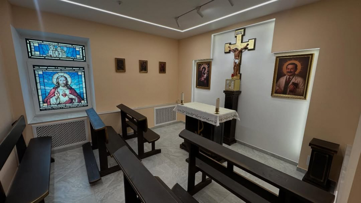 Редкий случай: в районной больнице открыли католическую часовню – как она выглядит
