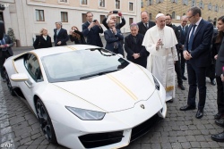 Папа Франциск продаст свой Lamborghini и отдаст деньги на благотворительность