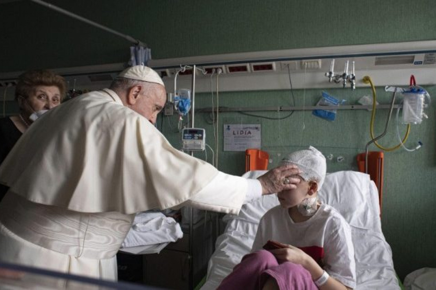 Папа Римский неожиданно посетил раненых украинских детей в клинике