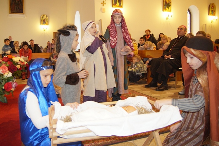 Епископ Антоний Демьянко посетил гомельский костел и увидел детскую «Вифлеемку» - ФОТО